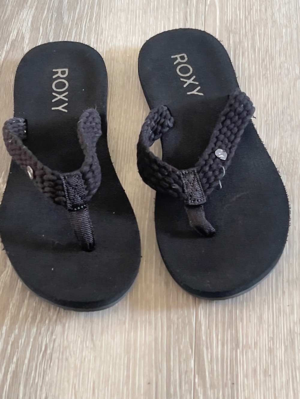Roxy Black Braided Thong Flip Flops it doesn’t number have but it’s a like 8.5